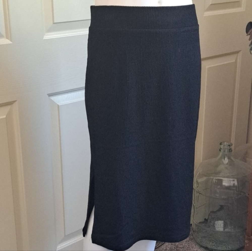 Time And Tru  Ribbed Black Midi Skirt Semi-Fitted Size Small Thru 2X - Picture 11 of 17